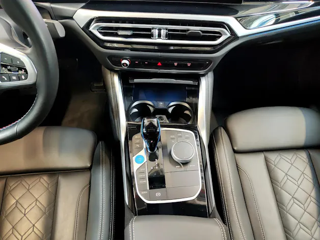 BMW i4 M50 Attraktiven Leasingzinssatz ab 0.9 % bei Abschluss einer BMW Fahrzeugversicherung.