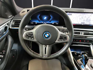 BMW i4 M50 Attraktiven Leasingzinssatz ab 0.9 % bei Abschluss einer BMW Fahrzeugversicherung.