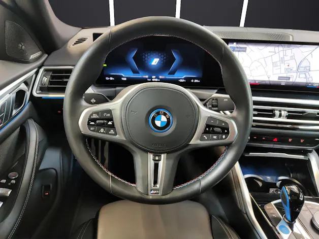 BMW i4 M50 Attraktiven Leasingzinssatz ab 0.9 % bei Abschluss einer BMW Fahrzeugversicherung.