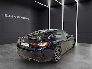 BMW i4 M50 Attraktiven Leasingzinssatz ab 0.9 % bei Abschluss einer BMW Fahrzeugversicherung.