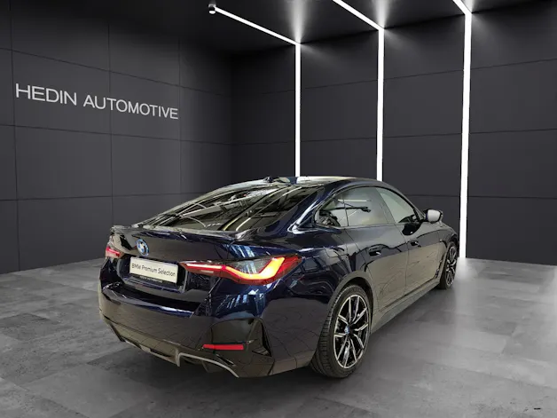 BMW i4 M50 Attraktiven Leasingzinssatz ab 0.9 % bei Abschluss einer BMW Fahrzeugversicherung.