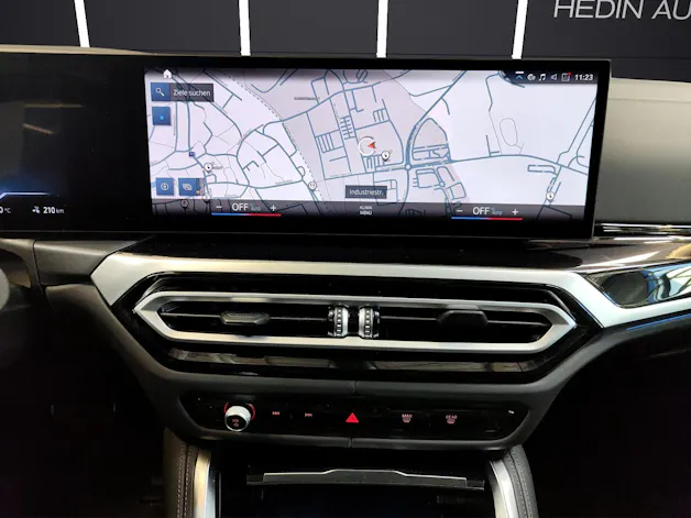 BMW i4 M50 Attraktiven Leasingzinssatz ab 0.9 % bei Abschluss einer BMW Fahrzeugversicherung.