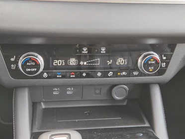 MITSUBISHI OUTLANDER 9