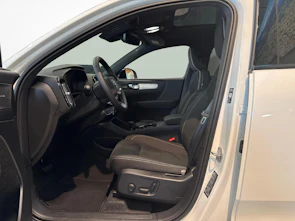 image du véhicule VOLVO XC40 2.0 B3 MH Plus Dark