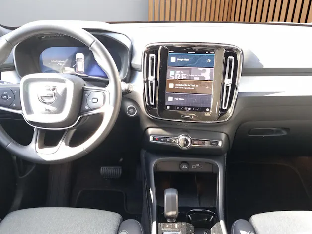 Volvo XC40 2.0 B3 MH Plus Dark