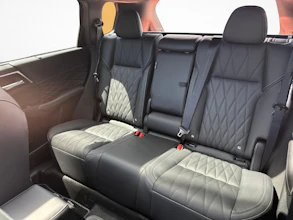 https://vehicle.imgix.net/4302693/6d3d2539-b4b6-4f88-8672-c9261e12d75d.jpg