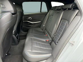 https://vehicle.imgix.net/4302764/31832560-7d03-461f-aa98-55fb9611d3a8.jpg