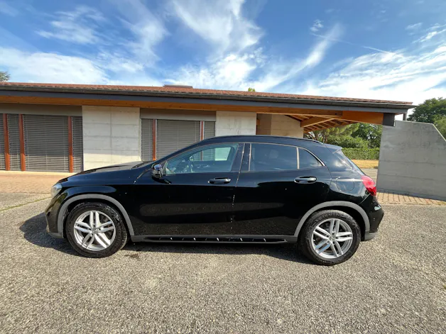 MERCEDES-BENZ GLA 250 AMG Line 4m