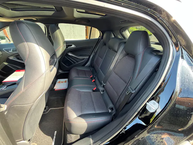 MERCEDES-BENZ GLA 250 AMG Line 4m