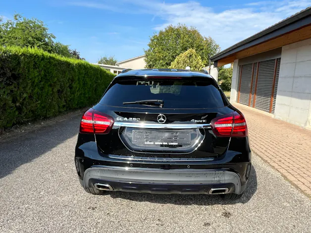 MERCEDES-BENZ GLA 250 AMG Line 4m