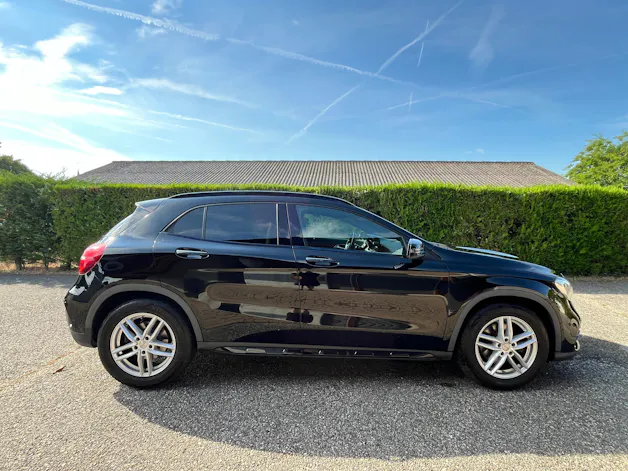 MERCEDES-BENZ GLA 250 AMG Line 4m