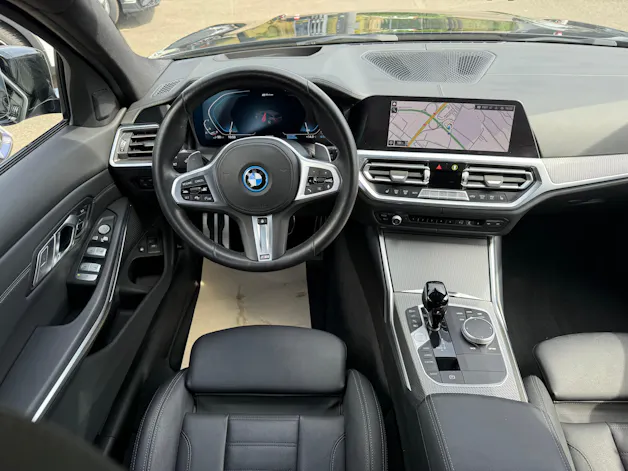 BMW 330e x DriveTouring M Sport Steptronic