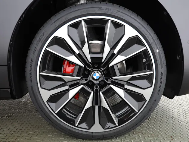 BMW iX M70