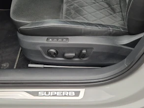 https://vehicle.imgix.net/4304703/9ca40090-ab57-4525-9222-57d238d9f914.jpg