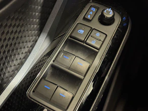 https://vehicle.imgix.net/4304820/e3ca5614-1fe4-4a9f-a2fb-4fda29b8b763.jpeg