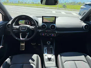 Audi NaviPLUS/Kamera/Panoramadach/MatrixLED/Rote Farbnähte, Vollledersitze/Komfortschlüssel/ SONOS Sound/Elektrische Heckklappe/