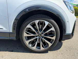 Audi NaviPLUS/Kamera/Panoramadach/MatrixLED/Rote Farbnähte, Vollledersitze/Komfortschlüssel/ SONOS Sound/Elektrische Heckklappe/