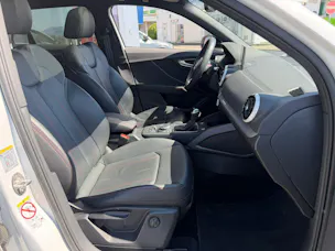 Audi NaviPLUS/Kamera/Panoramadach/MatrixLED/Rote Farbnähte, Vollledersitze/Komfortschlüssel/ SONOS Sound/Elektrische Heckklappe/