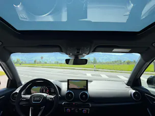 Audi NaviPLUS/Kamera/Panoramadach/MatrixLED/Rote Farbnähte, Vollledersitze/Komfortschlüssel/ SONOS Sound/Elektrische Heckklappe/