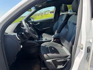 Audi NaviPLUS/Kamera/Panoramadach/MatrixLED/Rote Farbnähte, Vollledersitze/Komfortschlüssel/ SONOS Sound/Elektrische Heckklappe/
