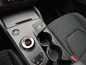 https://vehicle.imgix.net/4306762/d2bc43a1-fc3a-4341-9e95-3697f842a08a.jpg