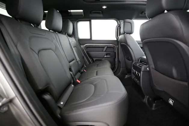 Land Rover Defender 110 3.0 D I6 300 X-Dynamic HSE