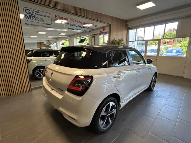 Suzuki Swift 1.2 Sakura Top Hybrid