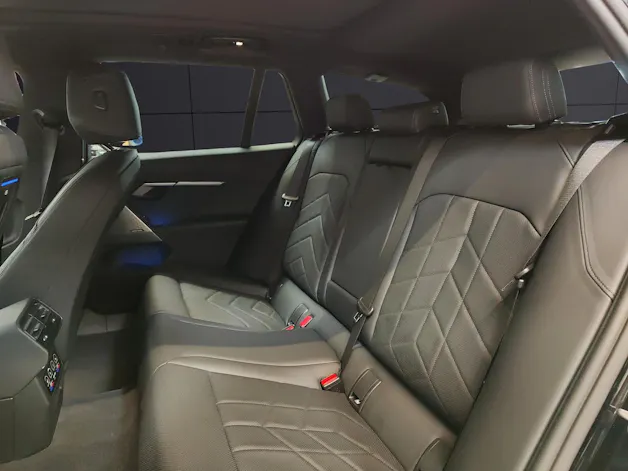 BMW 530e xDrive Touring Attraktiven Leasingzinssatz ab 0.9 % bei Abschluss einer BMW Fahrzeugversicherung.