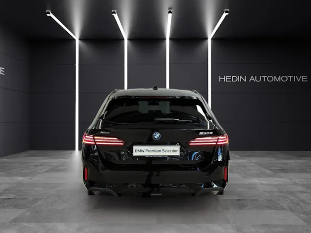 BMW 530e xDrive Touring Attraktiven Leasingzinssatz ab 0.9 % bei Abschluss einer BMW Fahrzeugversicherung.