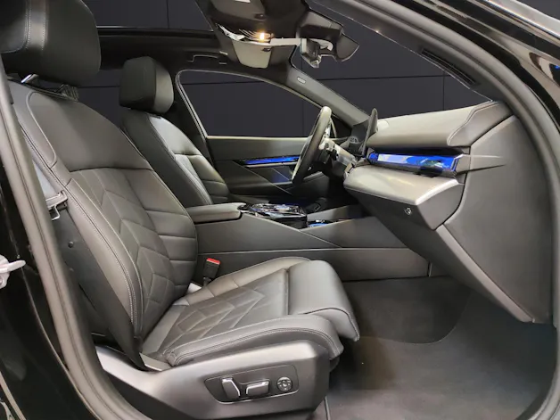 BMW 530e xDrive Touring Attraktiven Leasingzinssatz ab 0.9 % bei Abschluss einer BMW Fahrzeugversicherung.