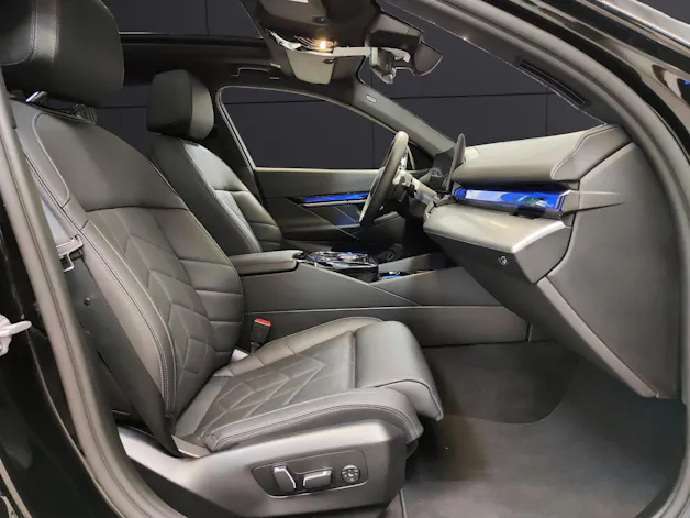 BMW 530e xDrive Touring Attraktiven Leasingzinssatz ab 0.9 % bei Abschluss einer BMW Fahrzeugversicherung.