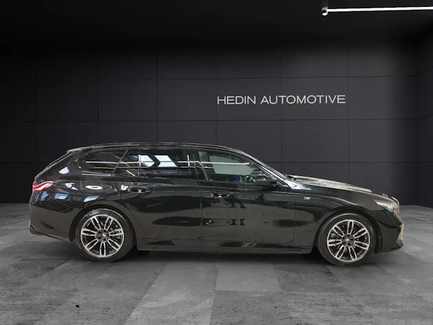 BMW 530e xDrive Touring Attraktiven Leasingzinssatz ab 0.9 % bei Abschluss einer BMW Fahrzeugversicherung.