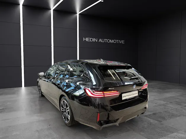 BMW 530e xDrive Touring Attraktiven Leasingzinssatz ab 0.9 % bei Abschluss einer BMW Fahrzeugversicherung.