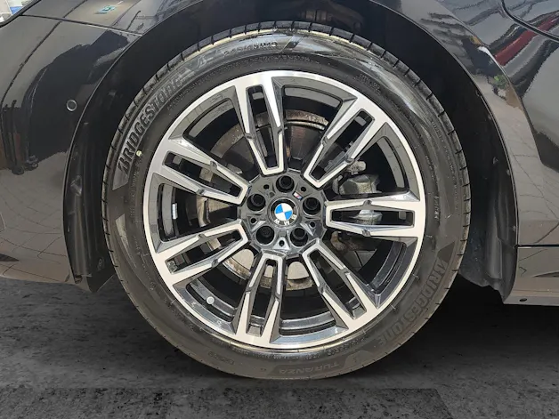 BMW 530e xDrive Touring Attraktiven Leasingzinssatz ab 0.9 % bei Abschluss einer BMW Fahrzeugversicherung.