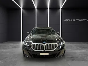 BMW 530e xDrive Touring Attraktiven Leasingzinssatz ab 0.9 % bei Abschluss einer BMW Fahrzeugversicherung.