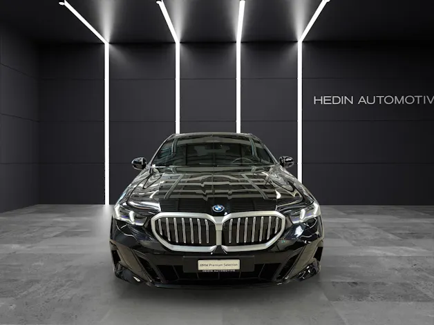BMW 530e xDrive Touring Attraktiven Leasingzinssatz ab 0.9 % bei Abschluss einer BMW Fahrzeugversicherung.