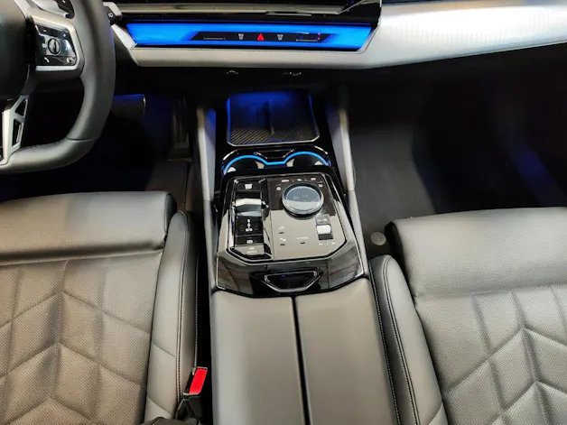 BMW 530e xDrive Touring Attraktiven Leasingzinssatz ab 0.9 % bei Abschluss einer BMW Fahrzeugversicherung.