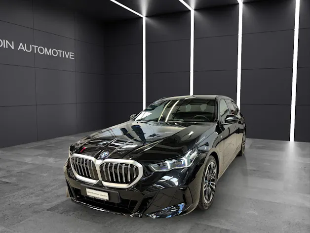 BMW 530e xDrive Touring Attraktiven Leasingzinssatz ab 0.9 % bei Abschluss einer BMW Fahrzeugversicherung.