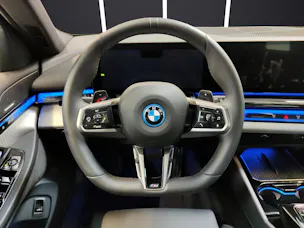 BMW 530e xDrive Touring Attraktiven Leasingzinssatz ab 0.9 % bei Abschluss einer BMW Fahrzeugversicherung.