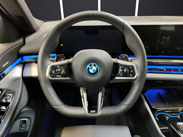 BMW 530e xDrive Touring Attraktiven Leasingzinssatz ab 0.9 % bei Abschluss einer BMW Fahrzeugversicherung.
