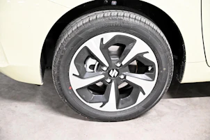 Fahrzeugbild SUZUKI Swift 1.2 Sakura Top Hybrid 4x4