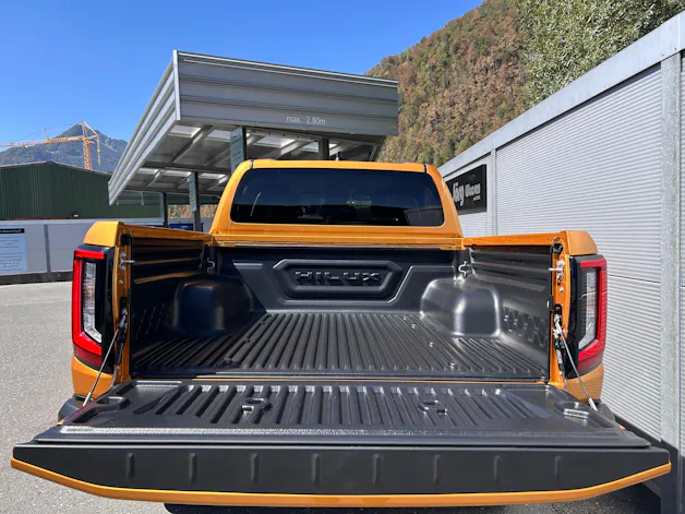 Toyota Hilux Double Cab.-Pick-up 2.8 D-4D MHEV 204 Invincible