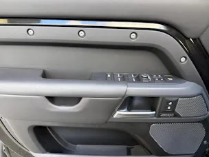 Land Rover Defender 110 3.0 I6 X mit Standheizung und Anhängerkupplung