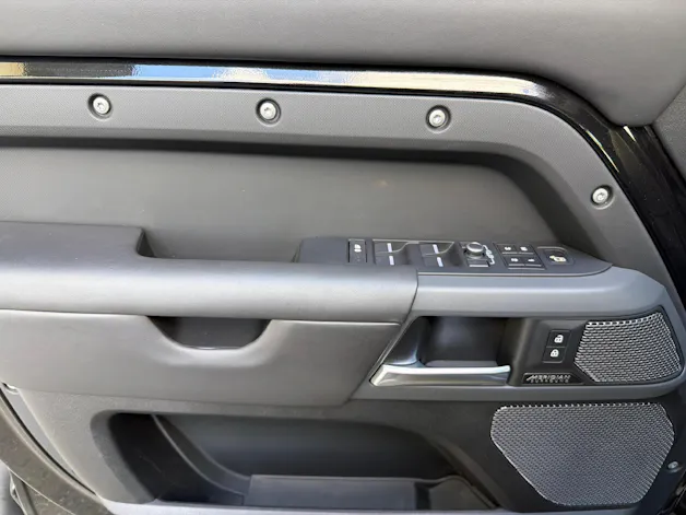 Land Rover Defender 110 3.0 I6 X mit Standheizung und Anhängerkupplung