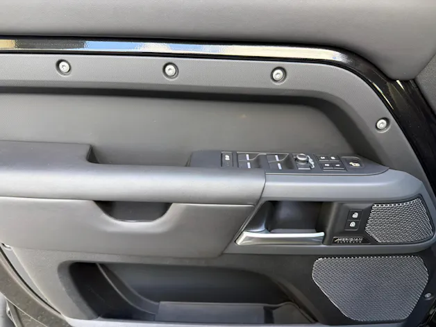 Land Rover Defender 110 3.0 I6 X mit Standheizung und Anhängerkupplung
