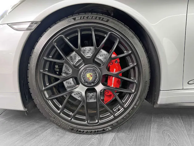 Porsche 911 Carrera 4 GTS