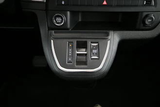 https://vehicle.imgix.net/4311152/c4a5a359-61cf-4981-a981-b8d79b1cf149.jpg