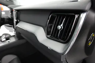 Volvo XC60 B5 Benzin Mild Hybrid AWD Black Edition Geartronic