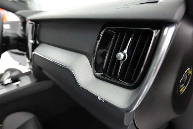 Volvo XC60 B5 Benzin Mild Hybrid AWD Black Edition Geartronic