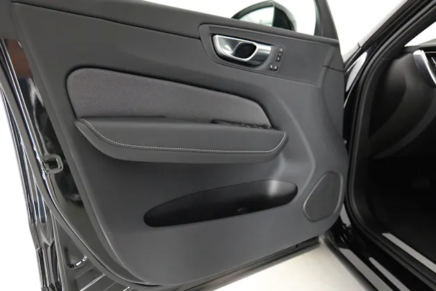 Volvo XC60 B5 Benzin Mild Hybrid AWD Black Edition Geartronic